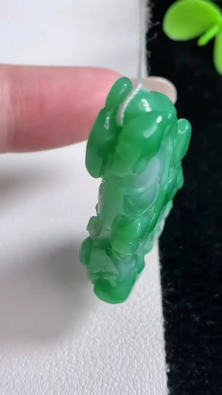 天然A货翡翠白菜吊坠，尺寸41.2-26.2-7.8，重量:17.51g
12月12日