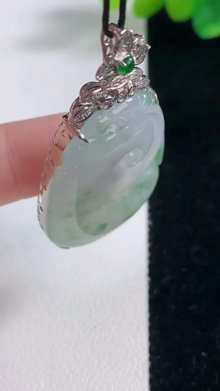 天然A货翡翠种飘花如意吊坠，尺寸48.8-35.6-24-6.7，重量:11.05g
12月12日