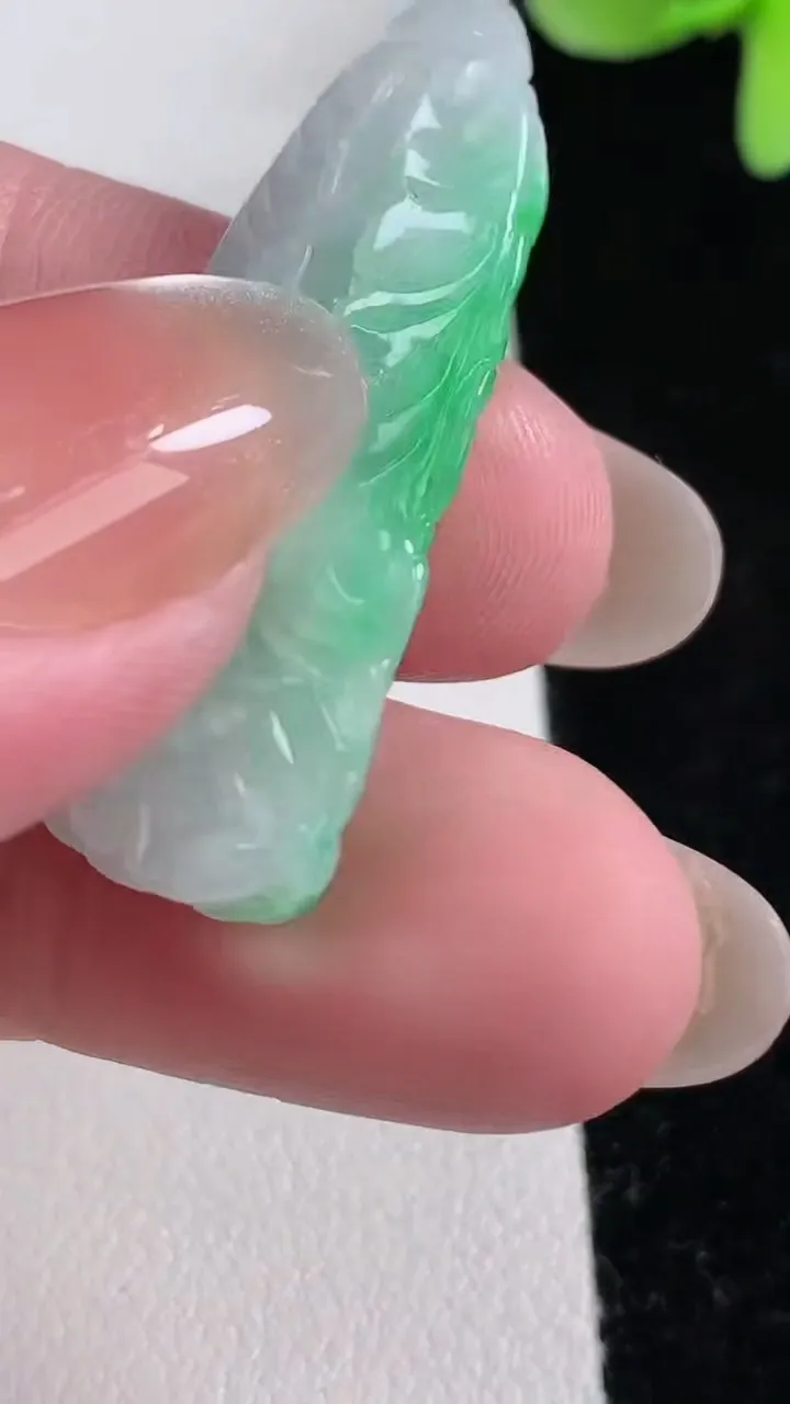 天然A货翡翠白菜吊坠，尺寸35.5-15.2-9.4，重量:6.67g
12月12日