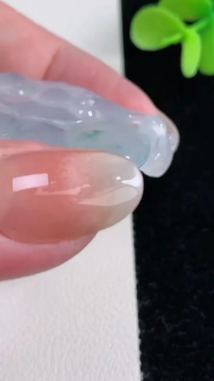 天然A货翡翠种飘花如意锁吊坠，尺寸42.4-31.4-4.8，重量:14.22g
12月12日