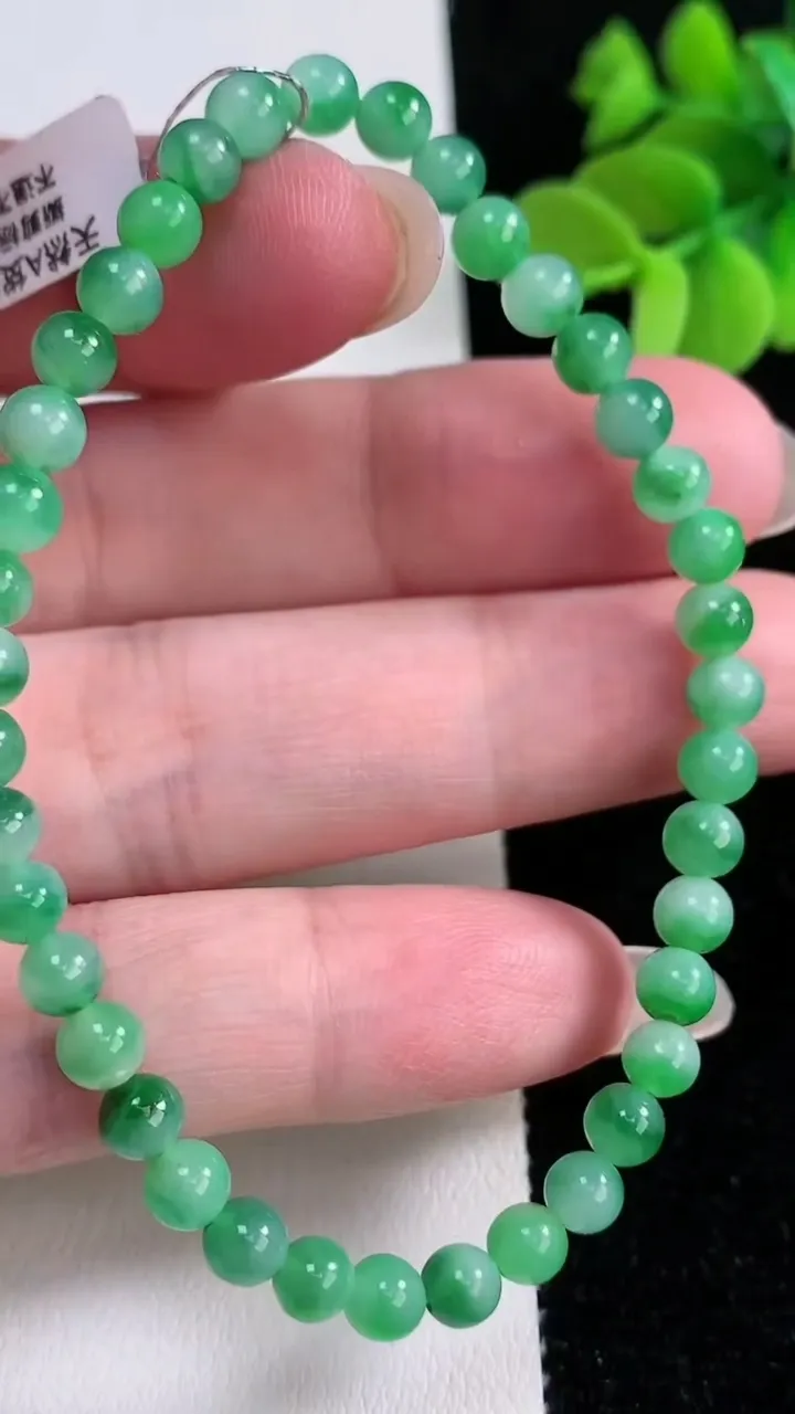 天然A货翡翠圆珠手串，尺寸4.4-39颗，重量:7.58g12月12日
工厂直销收藏佳品,种好水足，色泽均匀，有种有色，上手高大气！