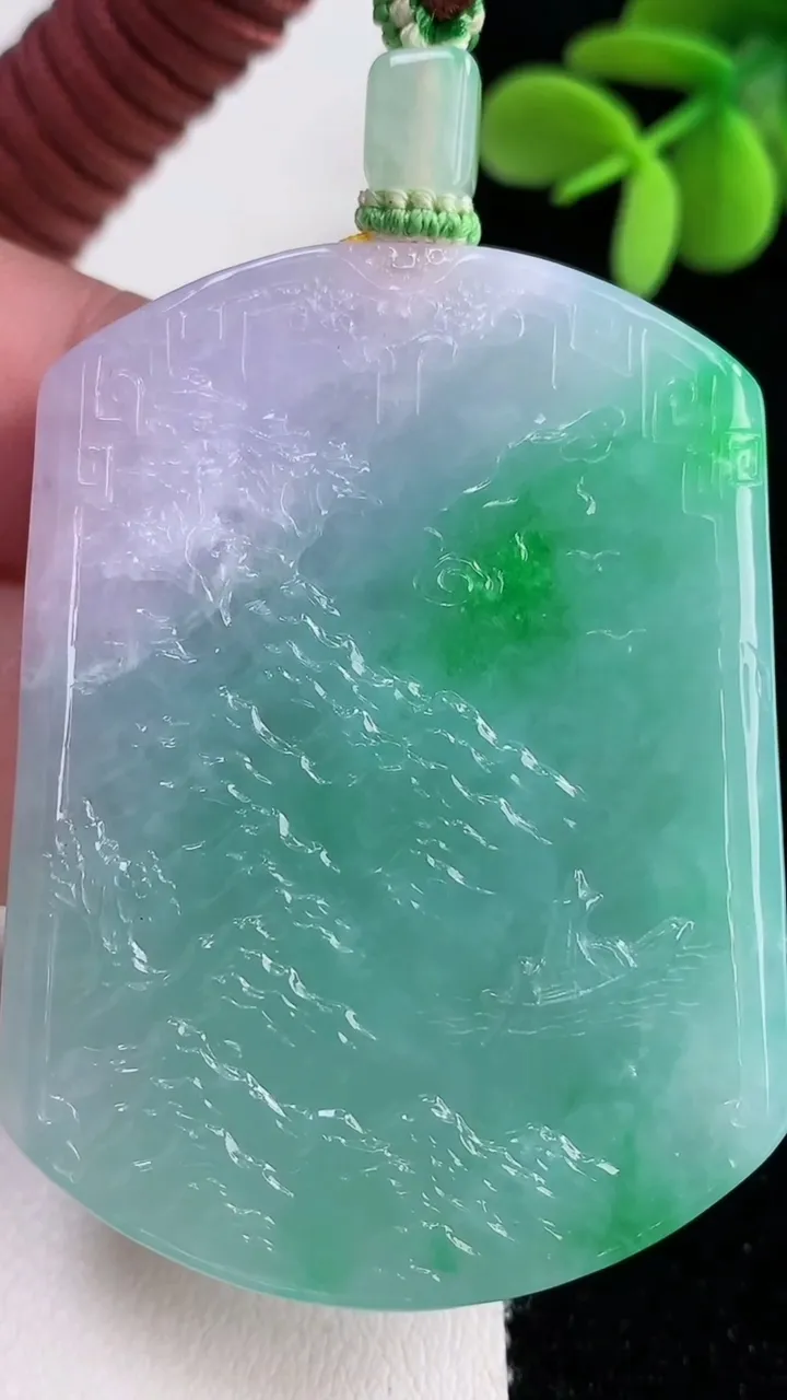 天然A货翡翠山水牌吊坠，尺寸53.2-40.4-5.9，重量:42.79g
12月12日