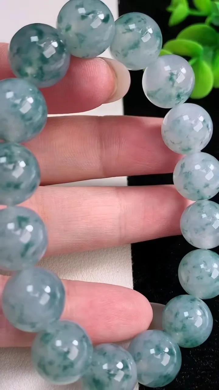 天然A货翡翠种飘花圆珠手串，尺寸12.3-16颗，重量:57.69g12月12日
工厂直销收藏佳品,种好水足，色泽均匀，有种有色，上手高大气！