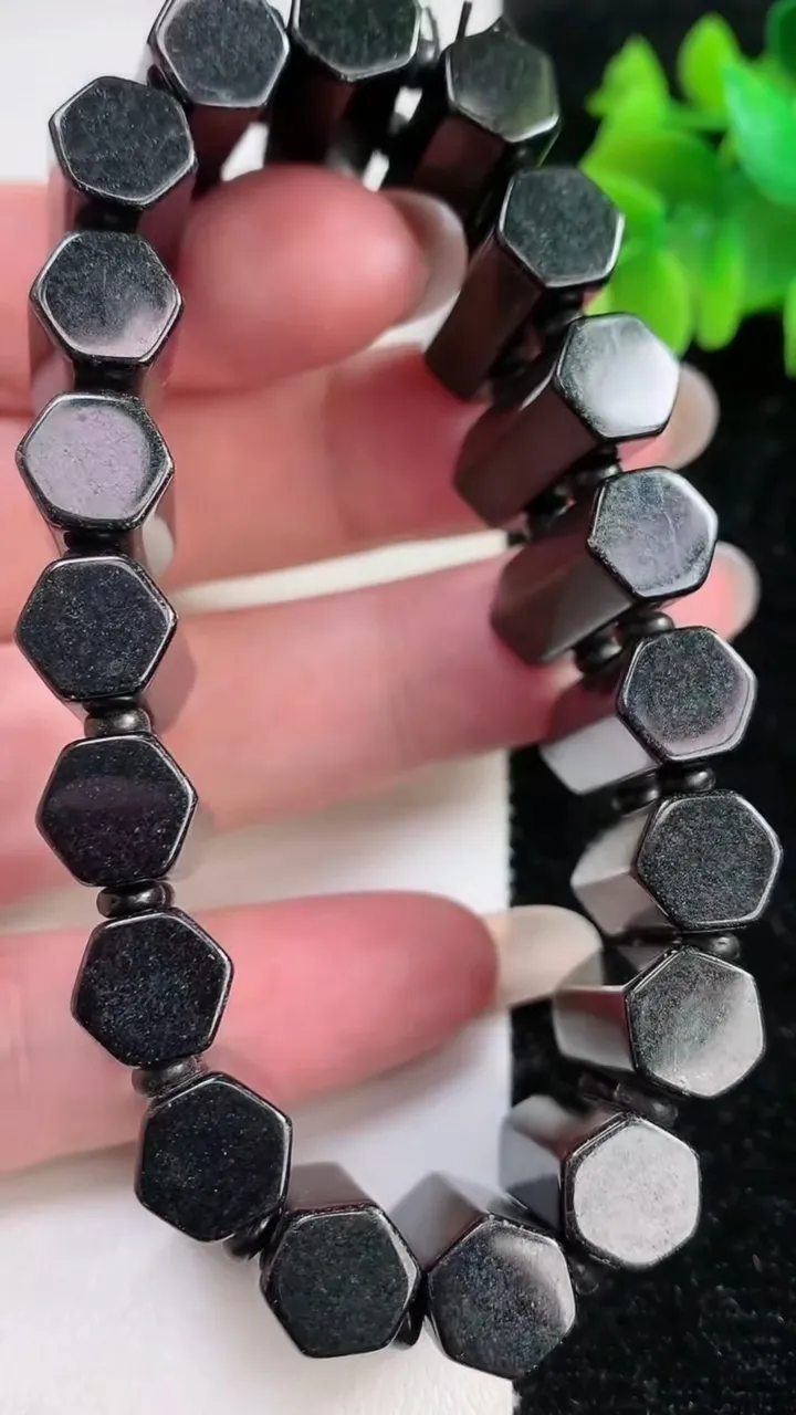 天然A货翡翠墨翠无事牌手串，尺寸20.4-8.9，重:82.41g12月12日
工厂直销收藏佳品,种好水足，色泽均匀，有种有色，上手高大气！