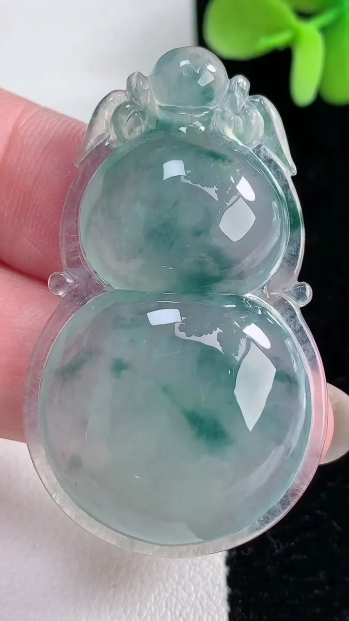 天然A货翡翠种飘花葫芦吊坠，尺寸48.6-29.4-7.2，重量:15.70g
12月12日