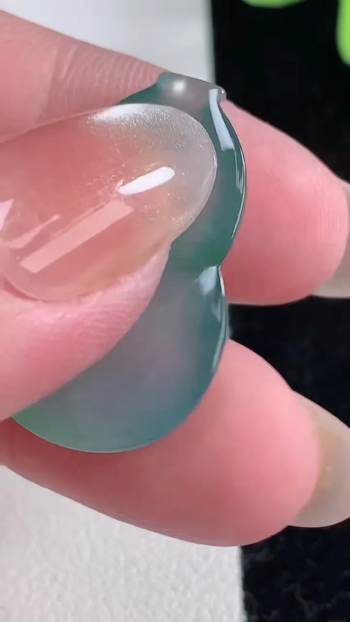 天然A货翡翠种飘花葫芦镶嵌件，尺寸28-19.6-5.7，重量:6.10g
12月12日