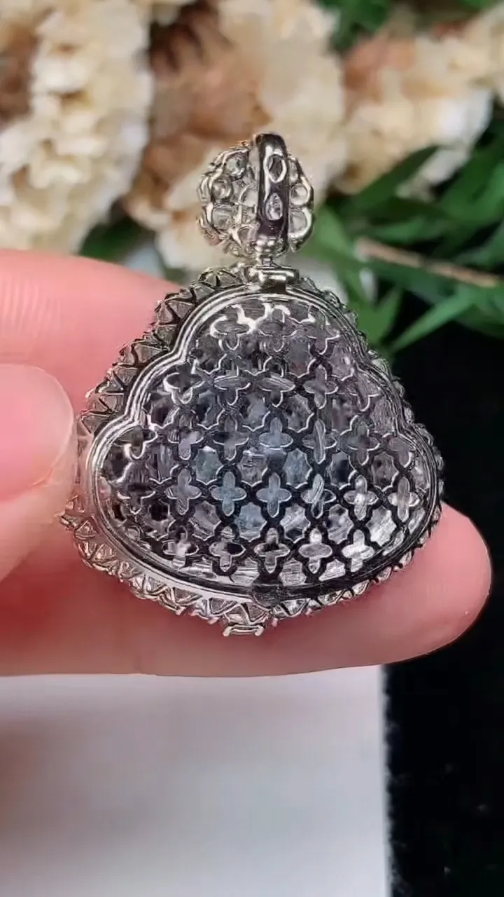 天然A货翡翠佛公吊坠，尺寸31.2-24.6-11.3，重量:6.31g
12月12日