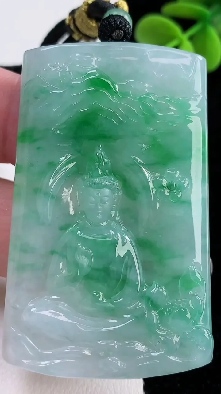 天然A货翡翠山水观音菩萨吊坠，尺寸57.6-37.5-5.8，重量:37.39g
12月12日