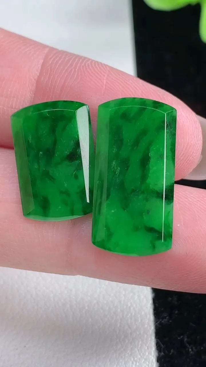 天然A货翡翠无事牌镶嵌件一对，尺寸22.2-11-1.7，重量:2.45g
12月12日