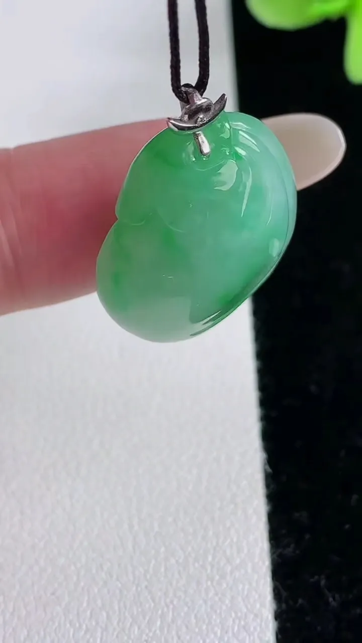 天然A货翡翠福袋吊坠，尺寸24-18.6-9.4，重量:7.28g
12月12日