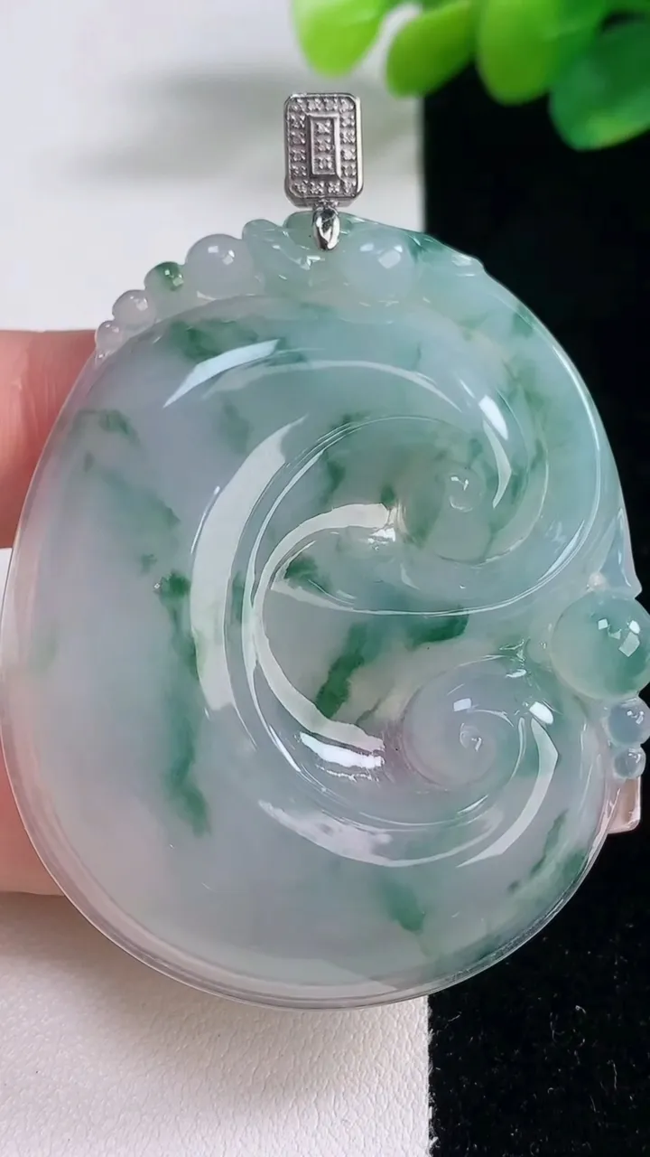 天然A货翡翠种飘花如意吊坠，尺寸53.4-44-5.7，重量:24.90g
12月12日