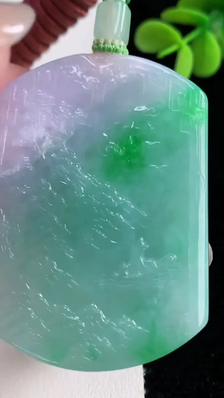 天然A货翡翠山水牌吊坠，尺寸53.2-40.4-5.9，重量:42.79g
12月12日