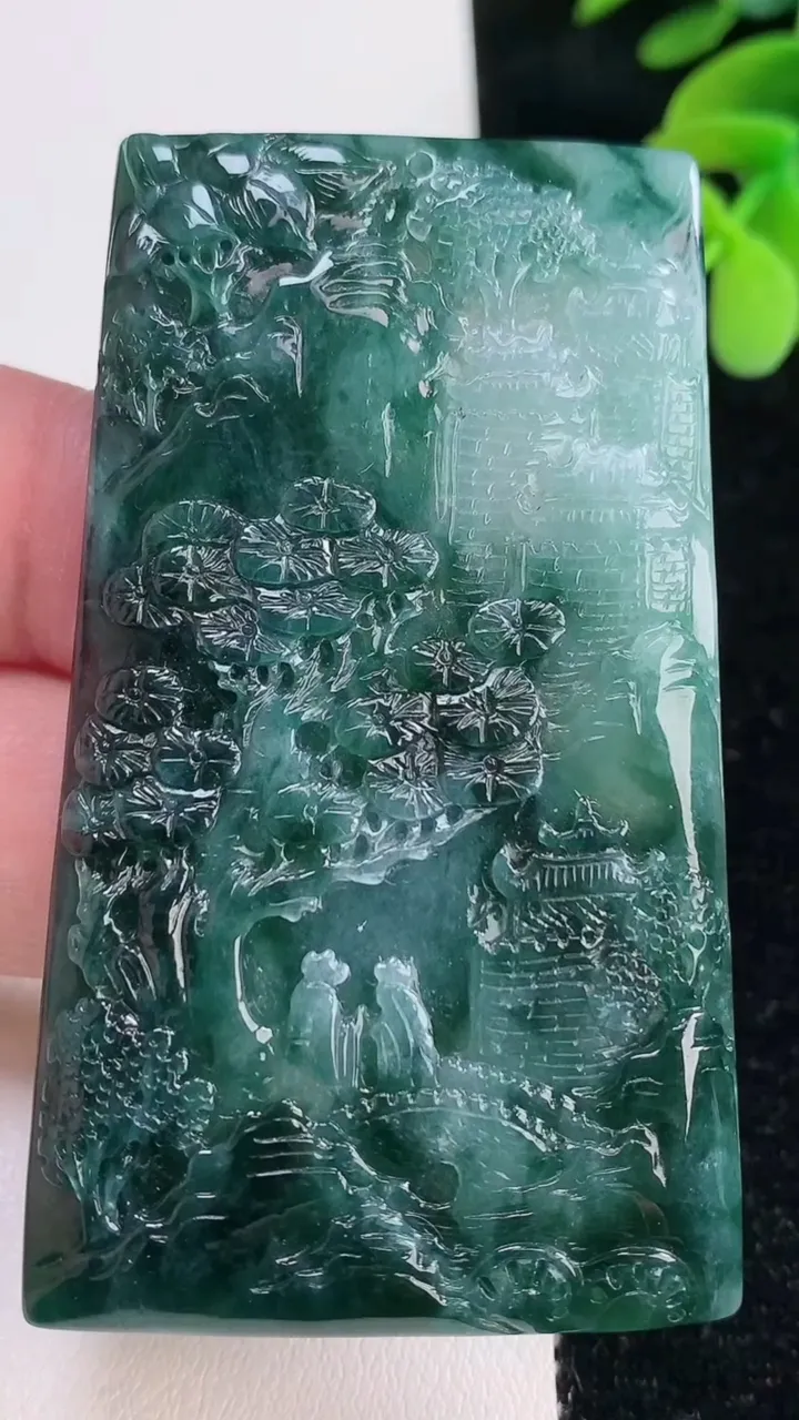 天然A货翡翠牌吊坠，尺寸64-38.6-5.2，重量:36.82g
12月12日