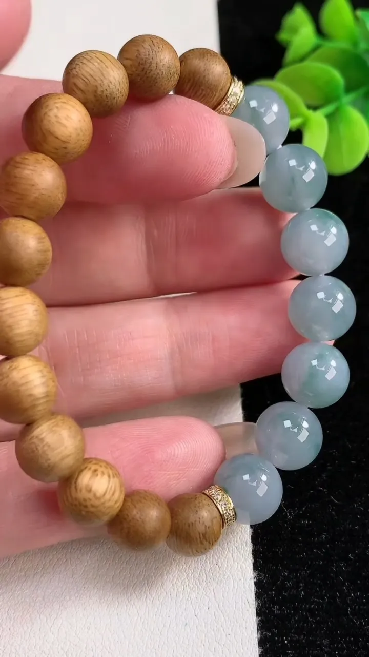 天然A货翡翠紫罗兰飘花圆珠手串，尺寸9.6-7颗，重量:14.94g12月12日
工厂直销收藏佳品,种好水足，色泽均匀，有种有色，上手高大气！