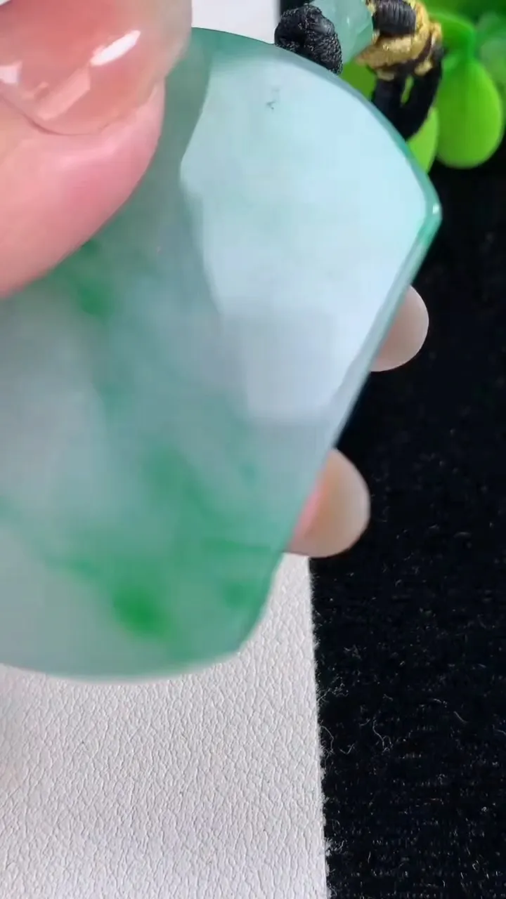 天然A货翡翠观音菩萨吊坠，尺寸51-38.2-5.8，重量:33.92g
12月12日