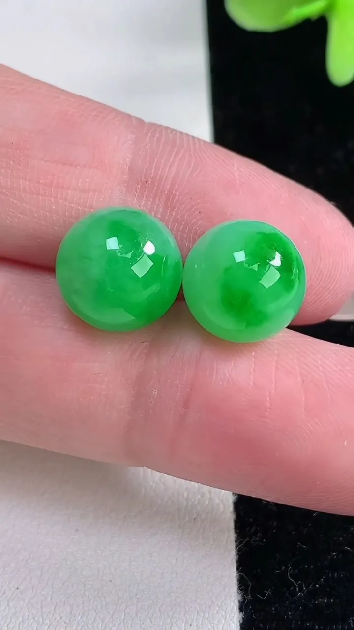 天然A货翡翠圆珠镶嵌件一对，尺寸11，重量:5.62g
12月12日