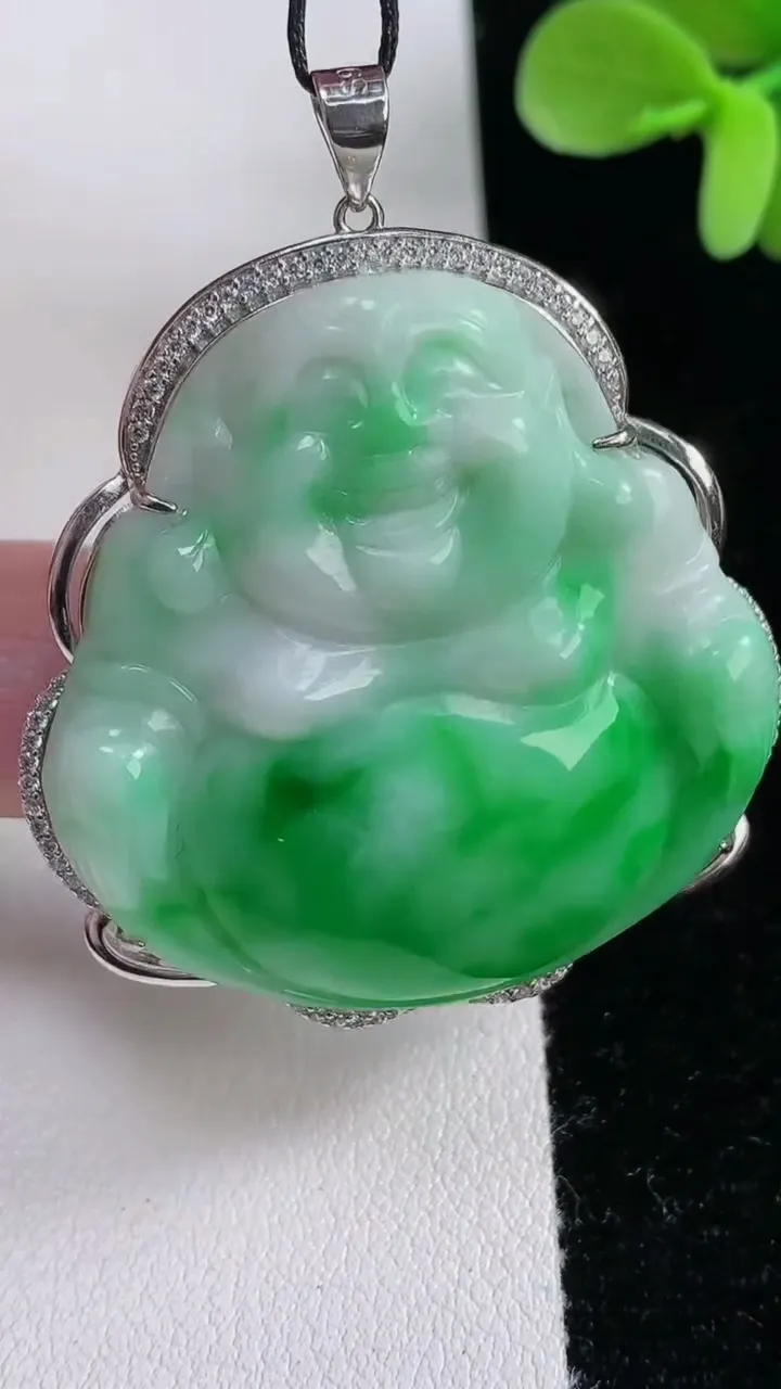 天然A货翡翠佛公吊坠，尺寸41.2-39-10，裸石37.4-36.5-6.5重量:17.06g
12月12日