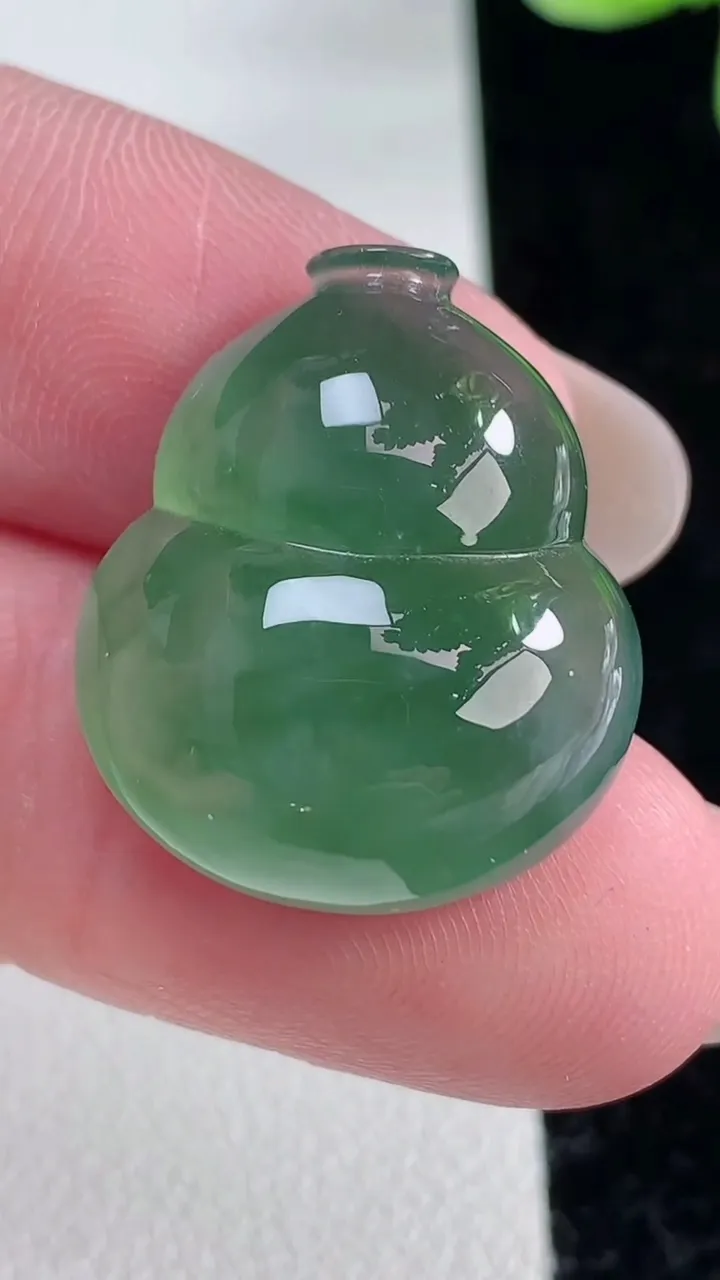 天然A货翡翠葫芦镶嵌件，尺寸23-19.6-8.7，重量:6.92g
12月12日
