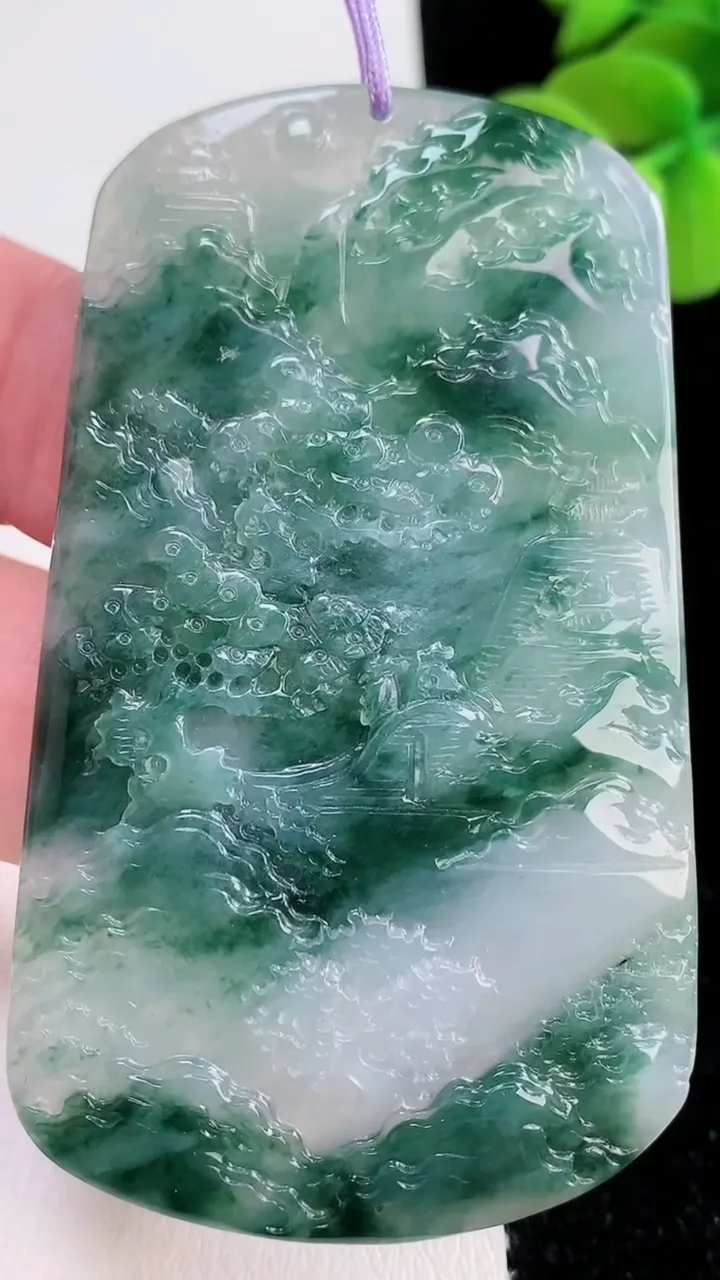 天然A货翡翠牌吊坠，尺寸65.7-39.3-3.7，重量:25.89g
12月12日