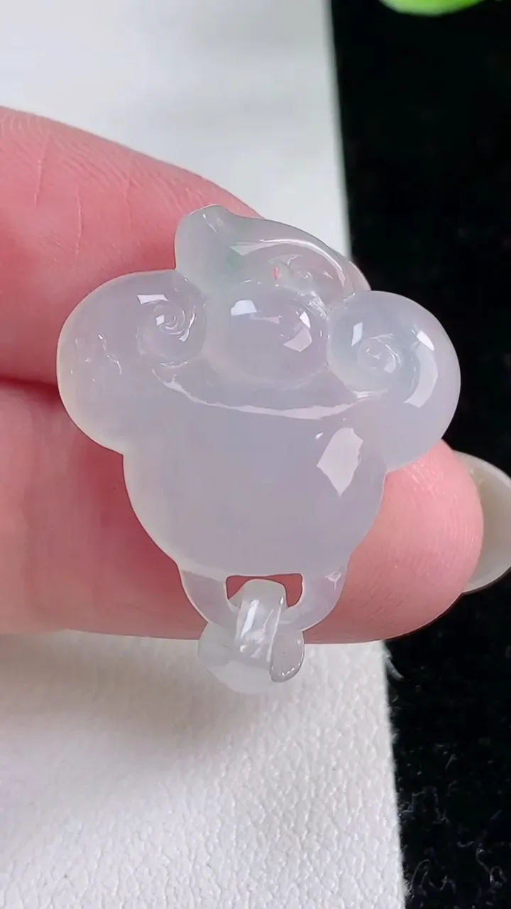 天然A货翡翠如意头吊坠，尺寸23.8-23.6-5，重量:5.15g
12月12日