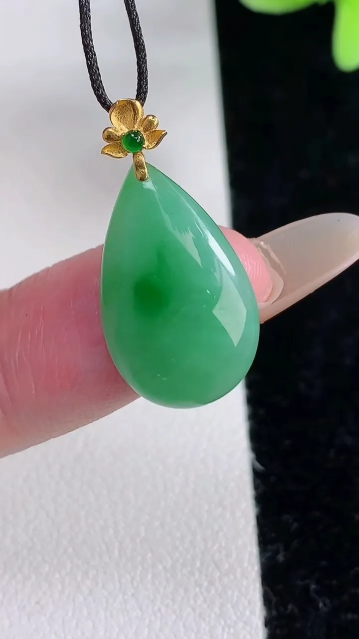 天然A货翡翠水滴吊坠，尺寸19.6-12.2-3.7，重量:1.70g
12月12日