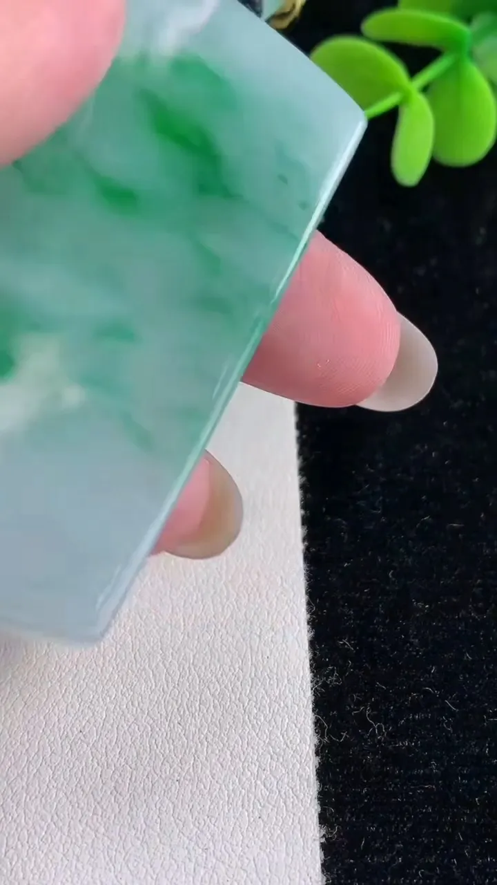 天然A货翡翠山水观音菩萨吊坠，尺寸57.6-37.5-5.8，重量:37.39g
12月12日