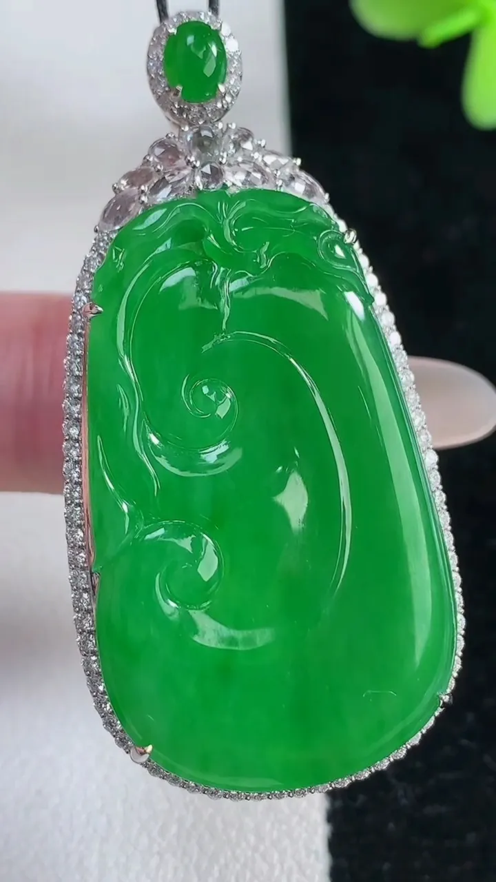 天然A货翡翠如意吊坠，尺寸50.3-24.7-10.2，裸石37-22.2重量:13.48g
12月