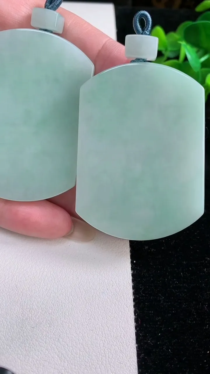 天然A货翡翠无事牌吊坠一对，尺寸56-42-5，重量:79.91g
12月12日