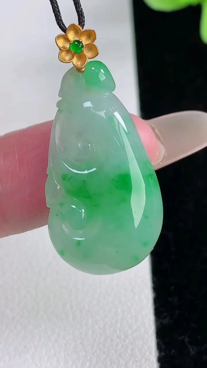 天然A货翡翠如意吊坠，尺寸28.8-16-4.4，重量:4.04g
12月12日