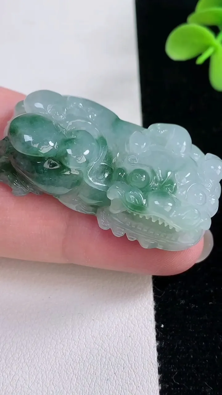 天然A货翡翠飘花霸王貔貅吊坠，尺寸43.6-24.5-10.8，重量:29.02g
12月12日
