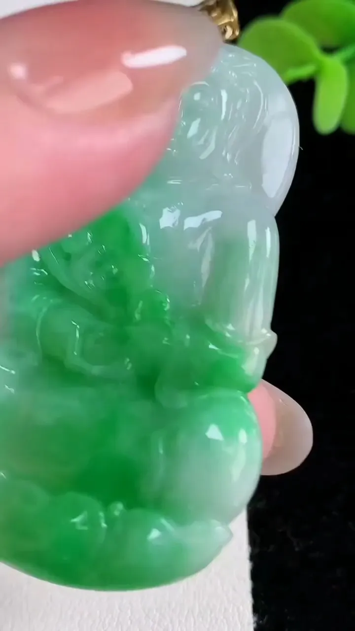 天然A货翡翠观音菩萨吊坠，尺寸58-33.5-5.5，重量:23.46g
12月12日