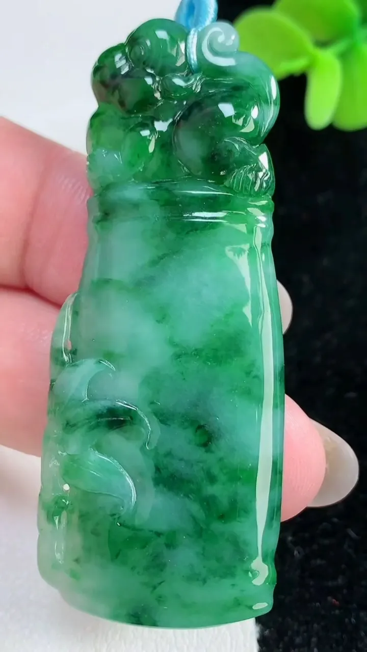 天然A货翡翠节节高升 竹节吊坠，尺寸61.2-24-5，重量:18.42g
12月12日