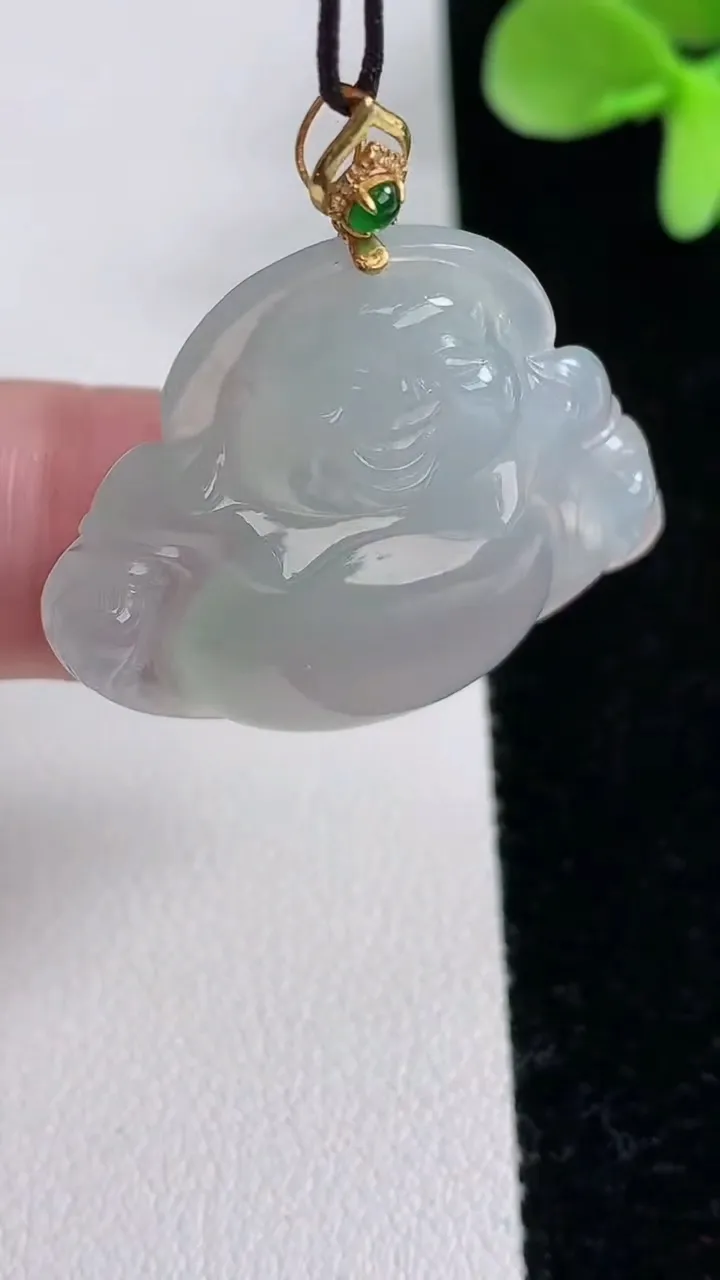 天然A货翡翠种白冰佛公吊坠，尺寸28.2-31.3-5.4，重量:7.79g
12月12日