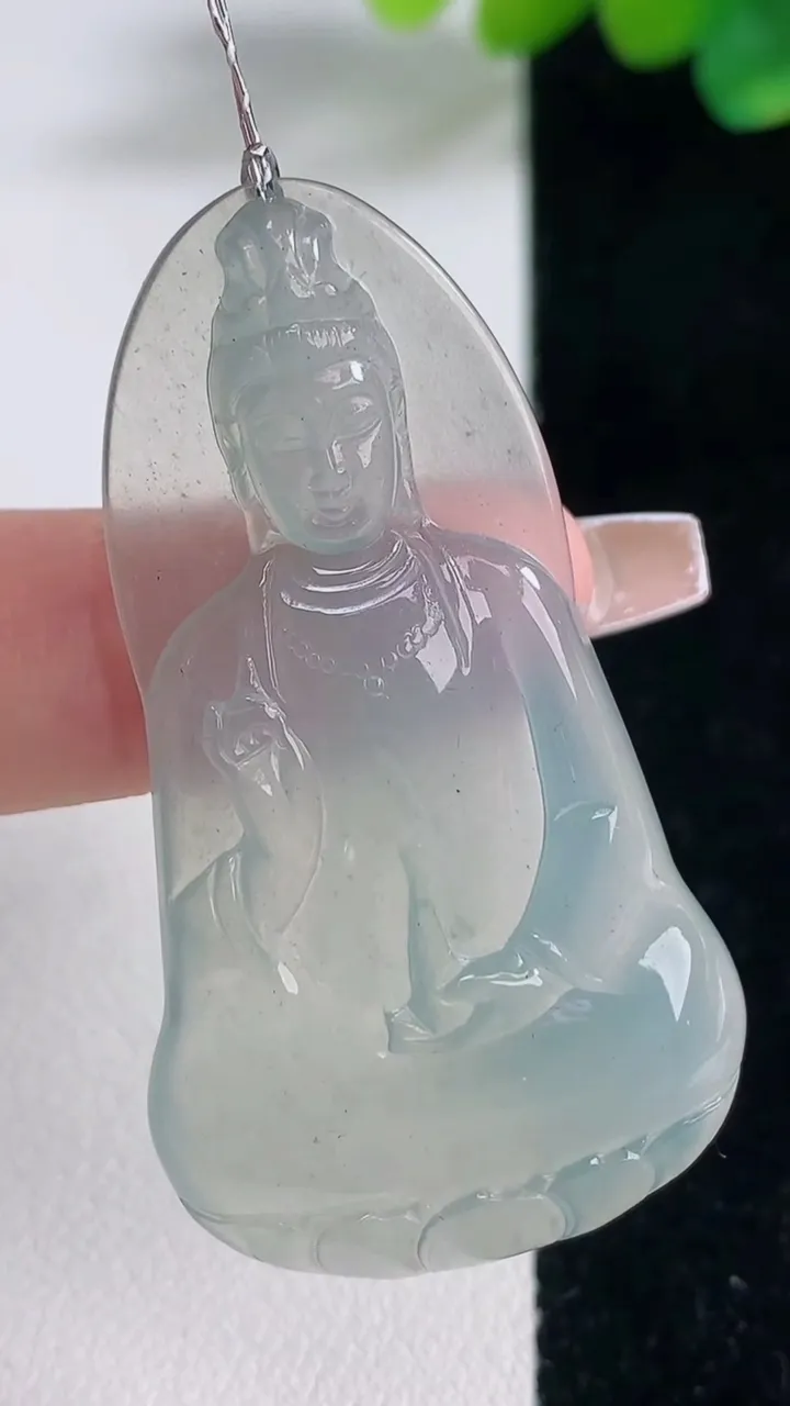 天然A货翡翠种白冰观音菩萨吊坠，尺寸49.5-27.2-5，重量:11.39g
12月12日