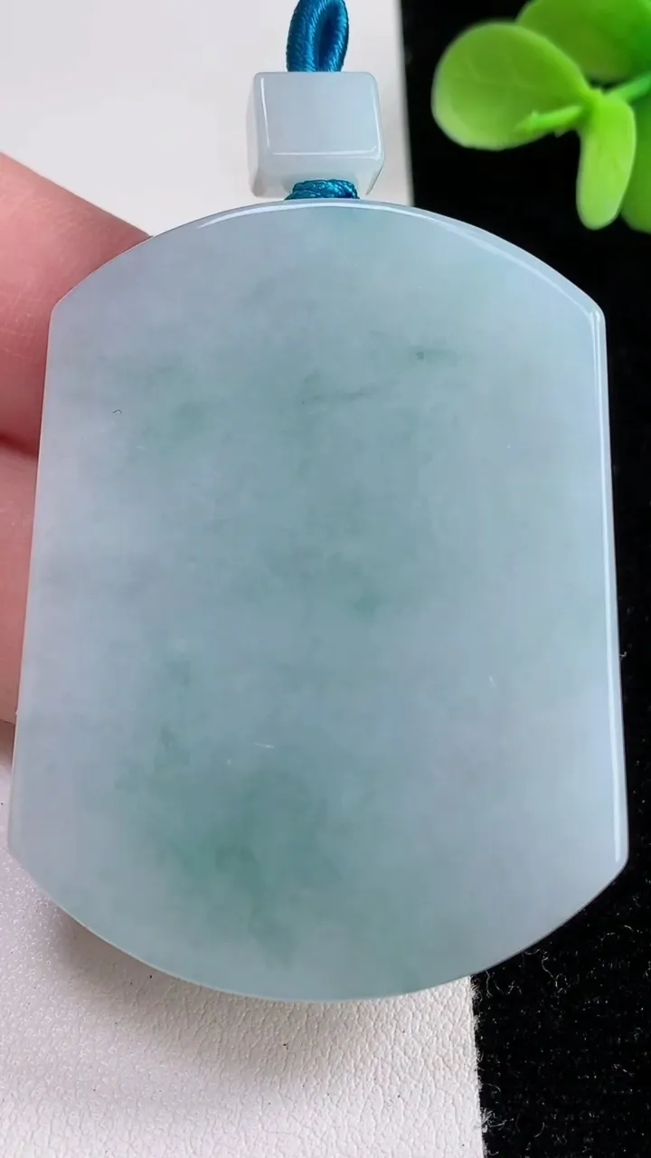 天然A货翡翠飘花无事牌吊坠，尺寸50.5-38.6-6.2，重量:3647g
12月12日