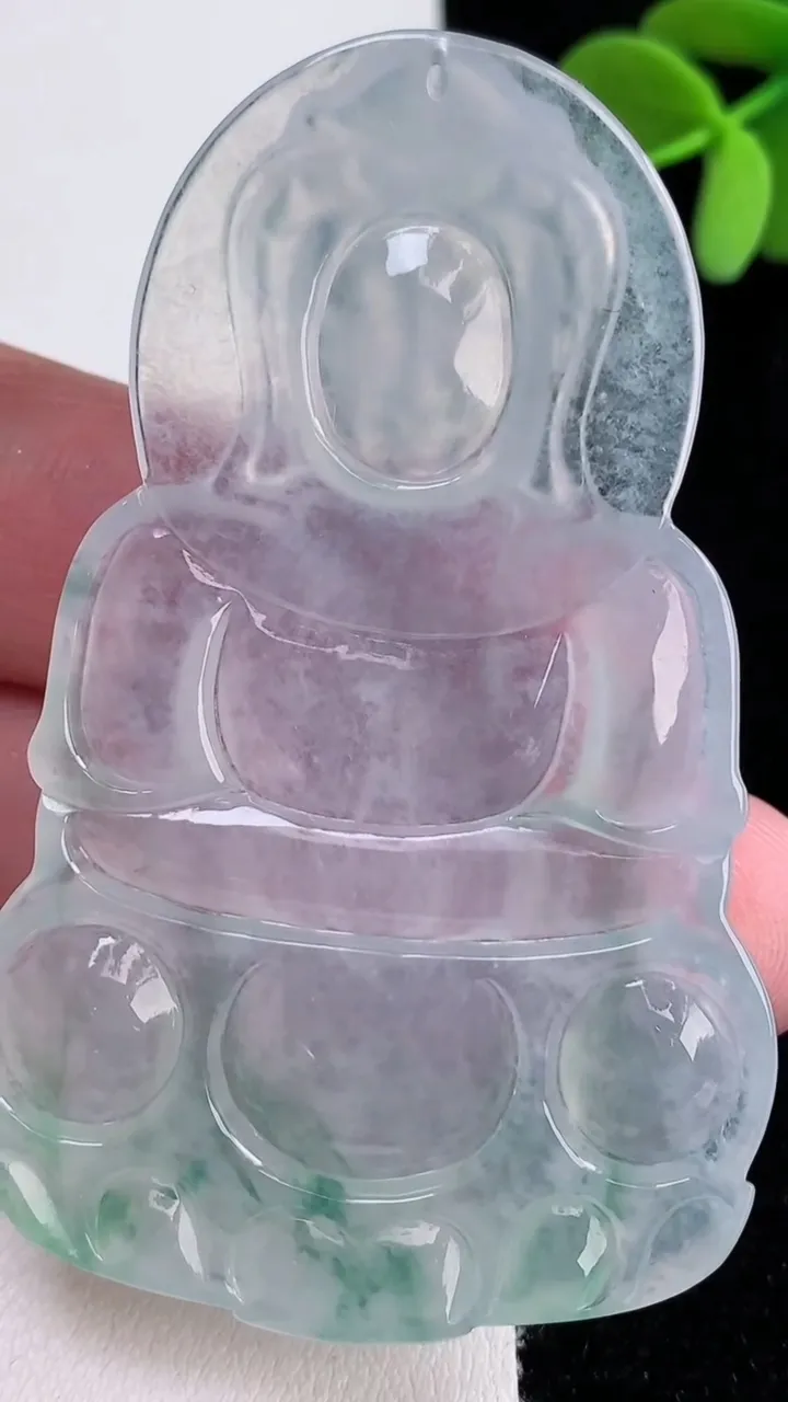 天然A货翡翠种飘花观音菩萨吊坠，尺寸65.8-41.4-5，重量:25.84g
12月12日