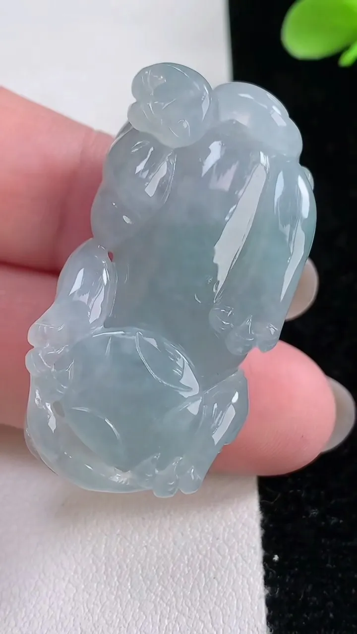 天然A货翡翠貔貅吊坠，尺寸41-21.8-11.6，重量:22.98g
12月12日