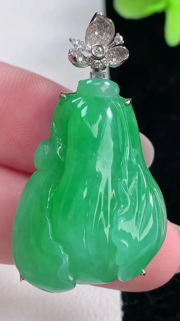 天然A货翡翠白菜吊坠，尺寸42.5-31.3-24.3-9.2，重量:12.40g
12月12日