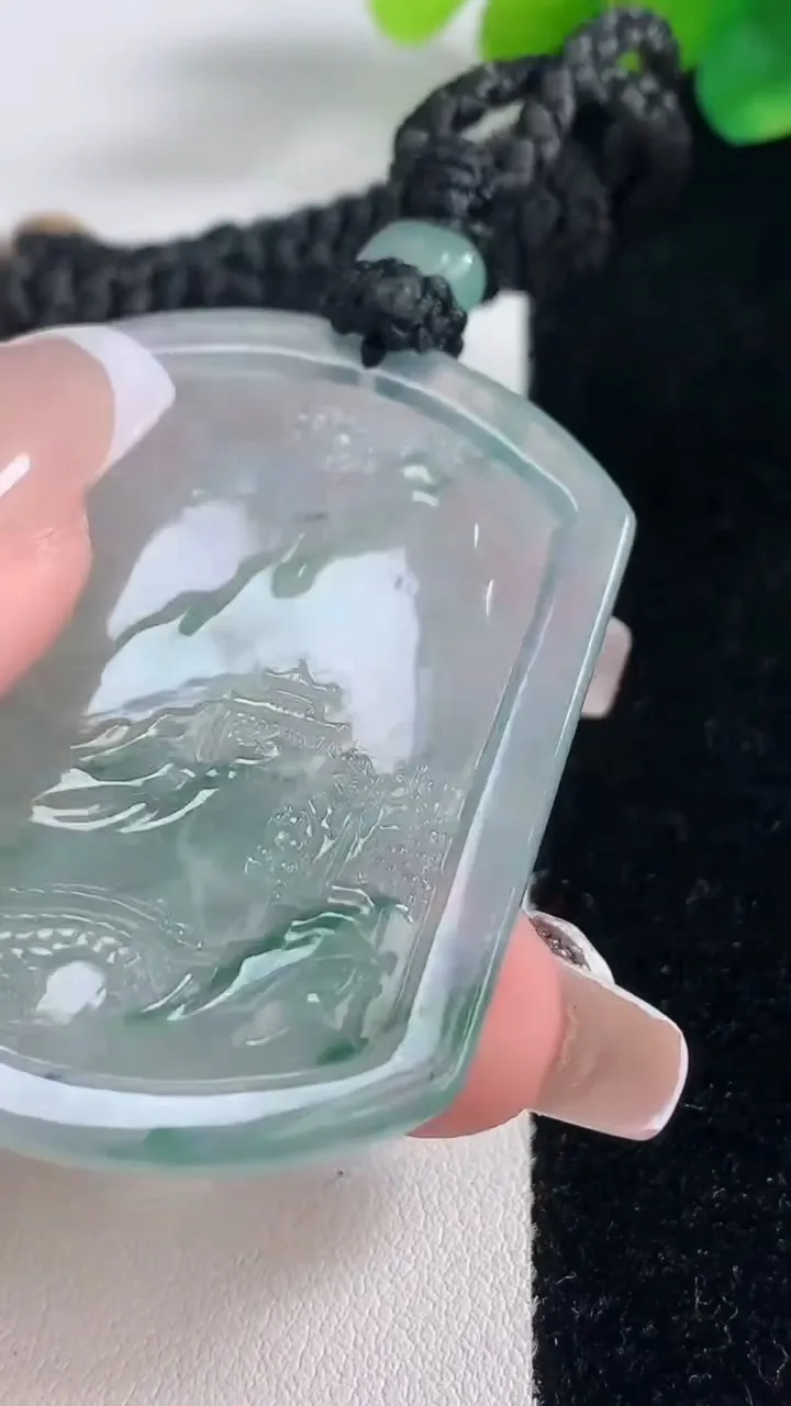 天然A货翡翠种飘花山水牌吊坠，尺寸49-37.6-4.2，重量:22.70g
12月12日