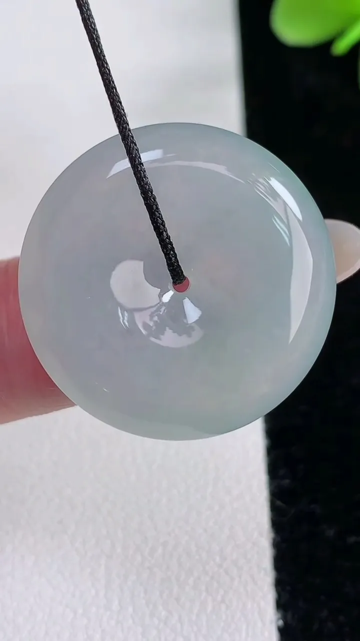 天然A货翡翠平安扣吊坠，尺寸25.8-5.3，重量:7.88g
12月12日