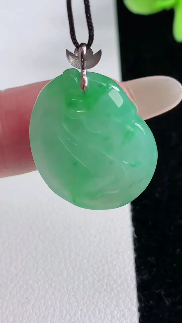 天然A货翡翠福袋吊坠，尺寸24-18.6-9.4，重量:7.28g
12月12日