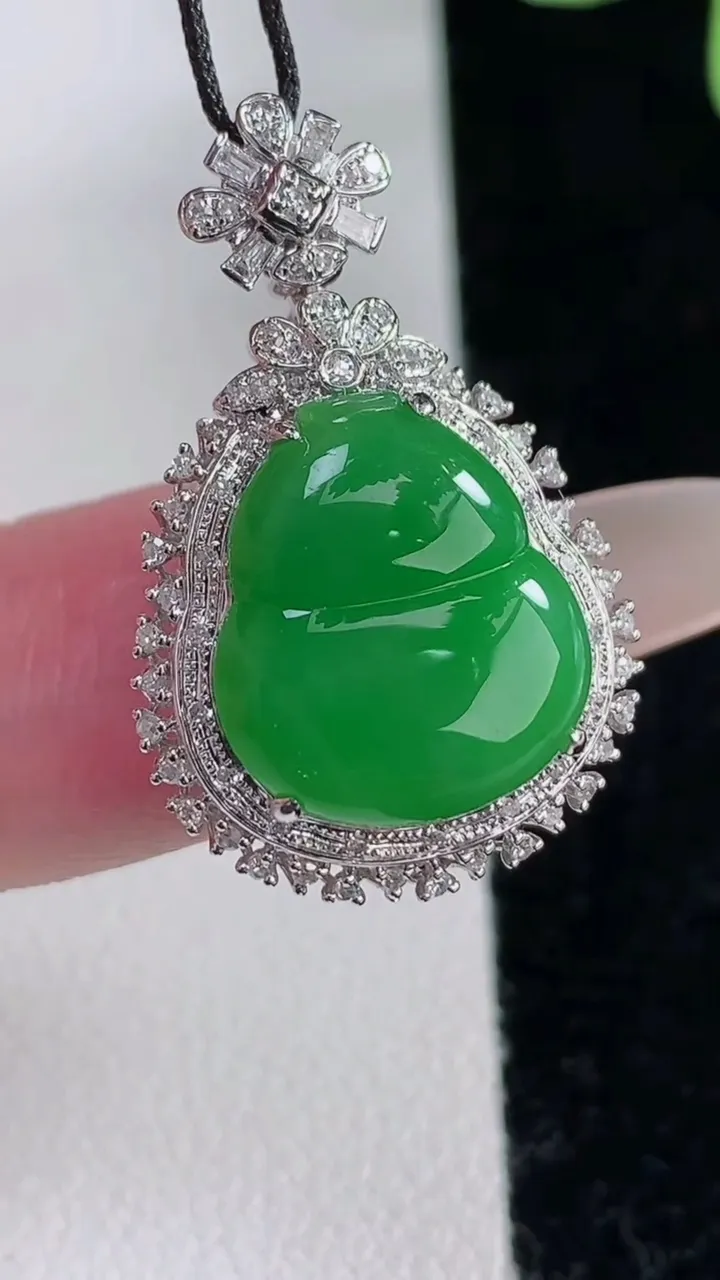 天然A货翡翠葫芦吊坠，尺寸28.8-18.5-9，裸石14.6-12.8重量:4.86g
12月12