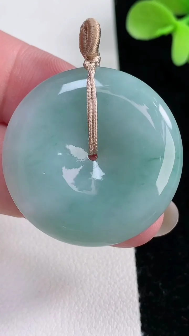 天然A货翡翠飘花平安扣吊坠，尺寸32.6-5.4，重量:13.01g
12月12日
