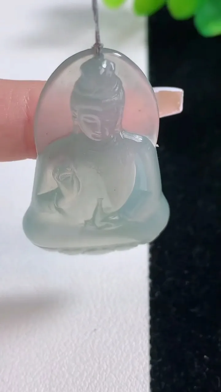 天然A货翡翠种白冰观音菩萨吊坠，尺寸49.5-27.2-5，重量:11.39g
12月12日
