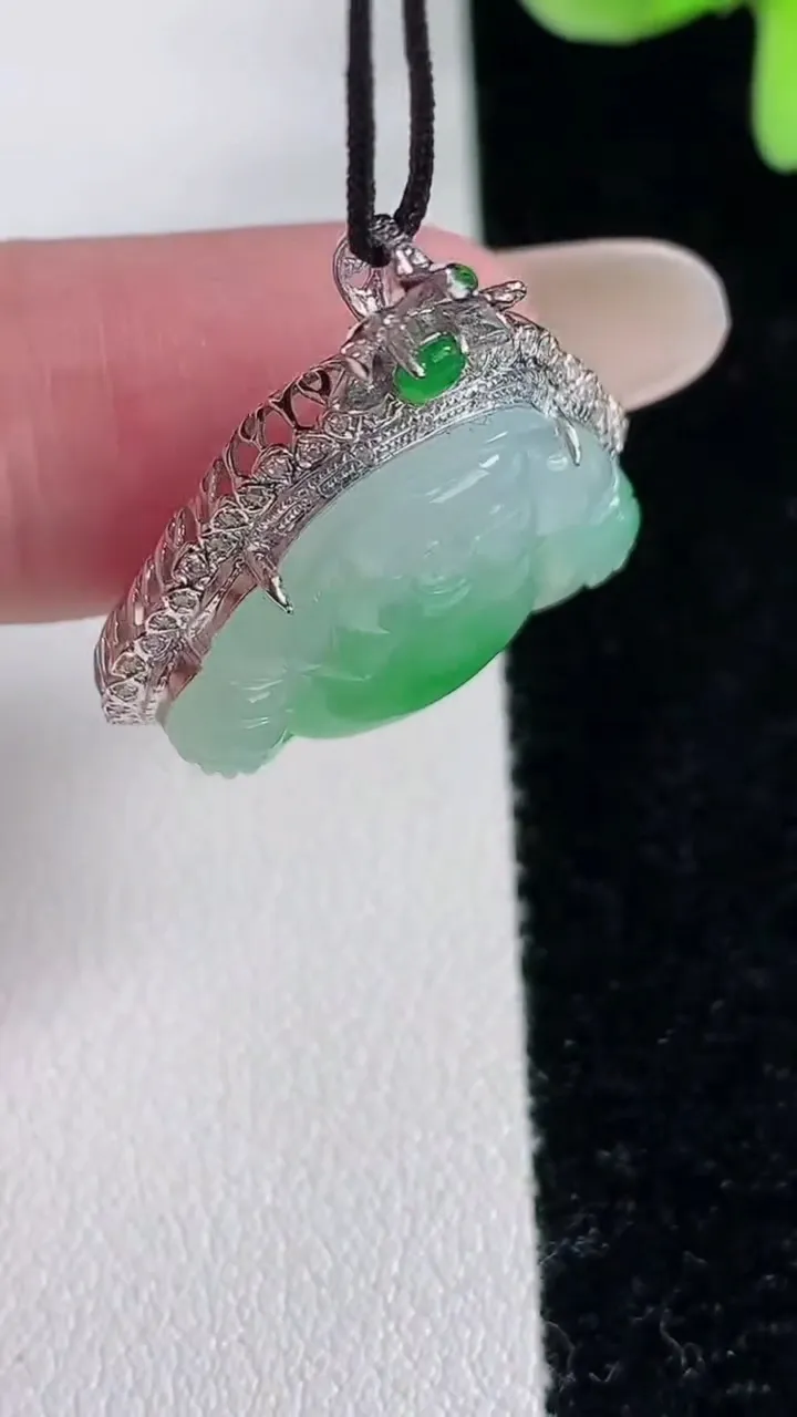 天然A货翡翠佛公吊坠，尺寸29-25-8，裸石17.8-21.6重量:5.03g
12月12日