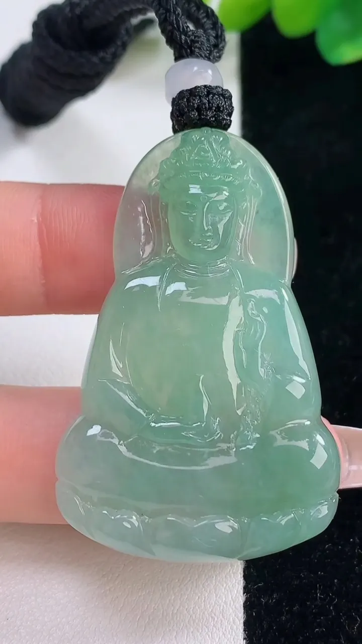 天然A货翡翠观音菩萨吊坠，尺寸47.3-31.7-5.3，重量:18.95g
12月12日