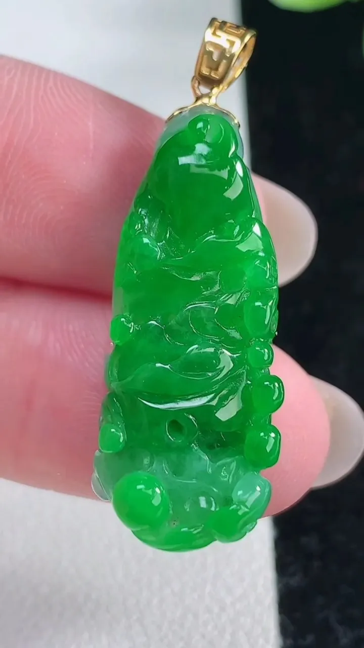 天然A货翡翠白菜吊坠，尺寸31.6-12.7-9，重量:6.80g
12月12日
