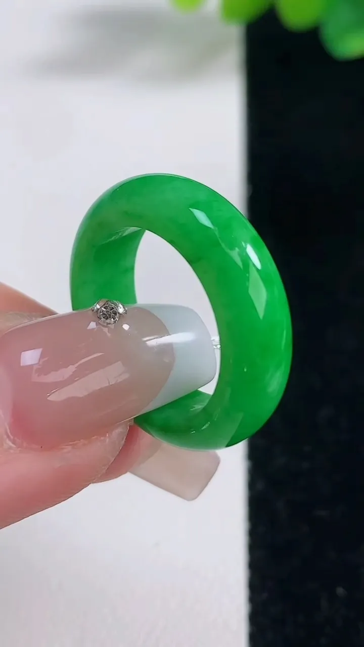 天然A货翡翠指环戒指，尺寸17-5.8-3.4，重量:4.32g2025年12月12日
工厂直销收藏佳品,种好水足，色泽均匀，有种有色，上手高大气！