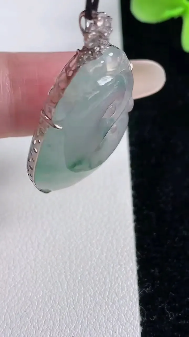 天然A货翡翠种飘花如意吊坠，尺寸38.6-32-22.5-6.5，重量:7.51g
12月12日