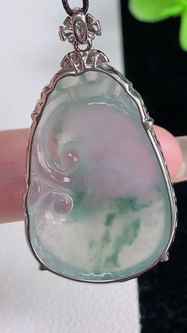 天然A货翡翠种飘花如意吊坠，尺寸38.6-32-22.5-6.5，重量:7.51g
12月12日